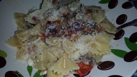 FARFALLE CON FUNGHI SALSICCIA POMODORINI E PROVOLA